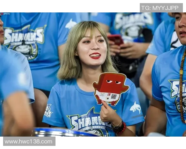 足球场上女球迷热情追星为足球明星加油呐喊的精彩瞬间